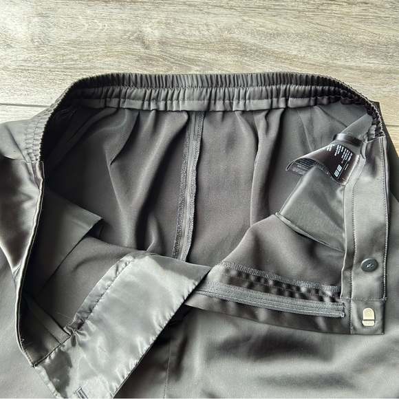 Uniqlo Satin Relaxed Straight Pants in Black - Picture 7 of 13